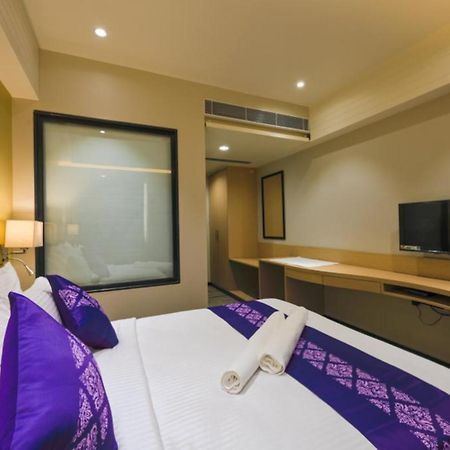 Purple Beds By Vits Dwarkesh, Surat Hotell Salabatpura Eksteriør bilde