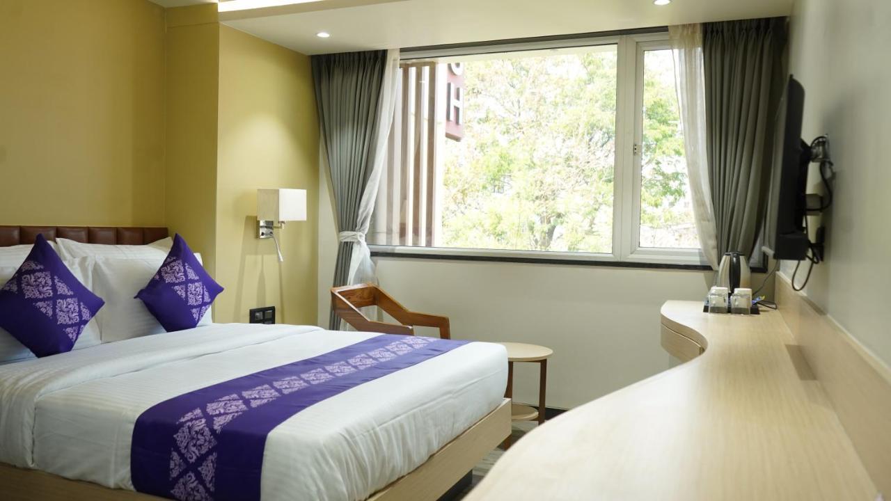 Purple Beds By Vits Dwarkesh, Surat Hotell Salabatpura Eksteriør bilde