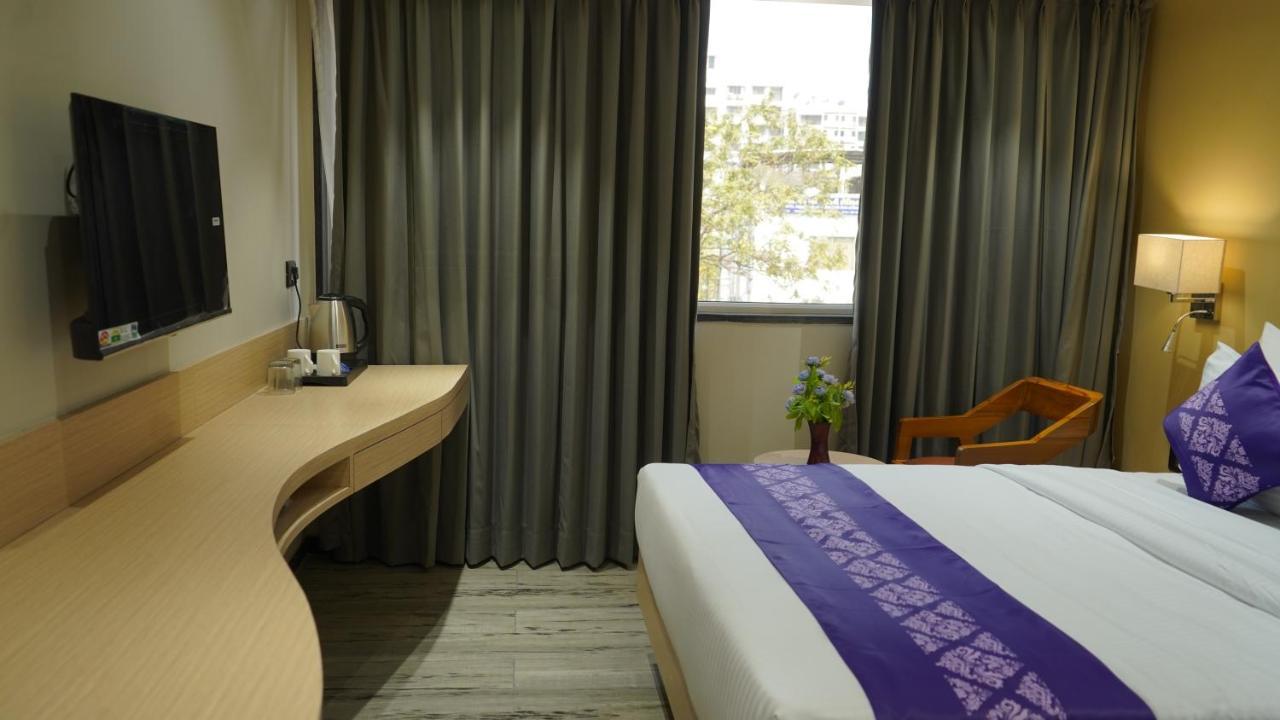 Purple Beds By Vits Dwarkesh, Surat Hotell Salabatpura Eksteriør bilde