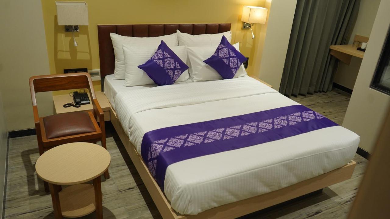 Purple Beds By Vits Dwarkesh, Surat Hotell Salabatpura Eksteriør bilde