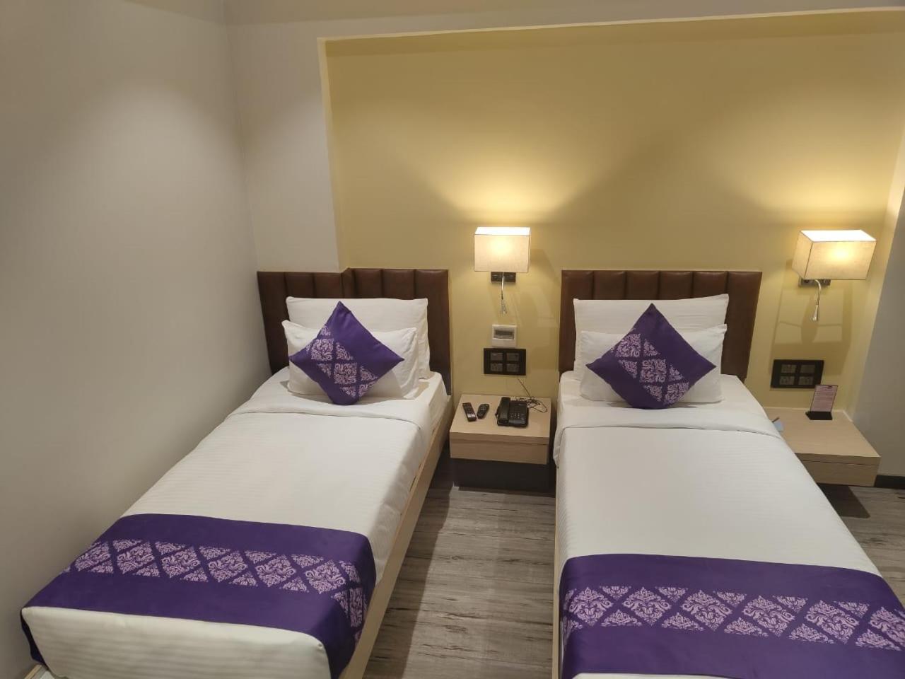 Purple Beds By Vits Dwarkesh, Surat Hotell Salabatpura Eksteriør bilde